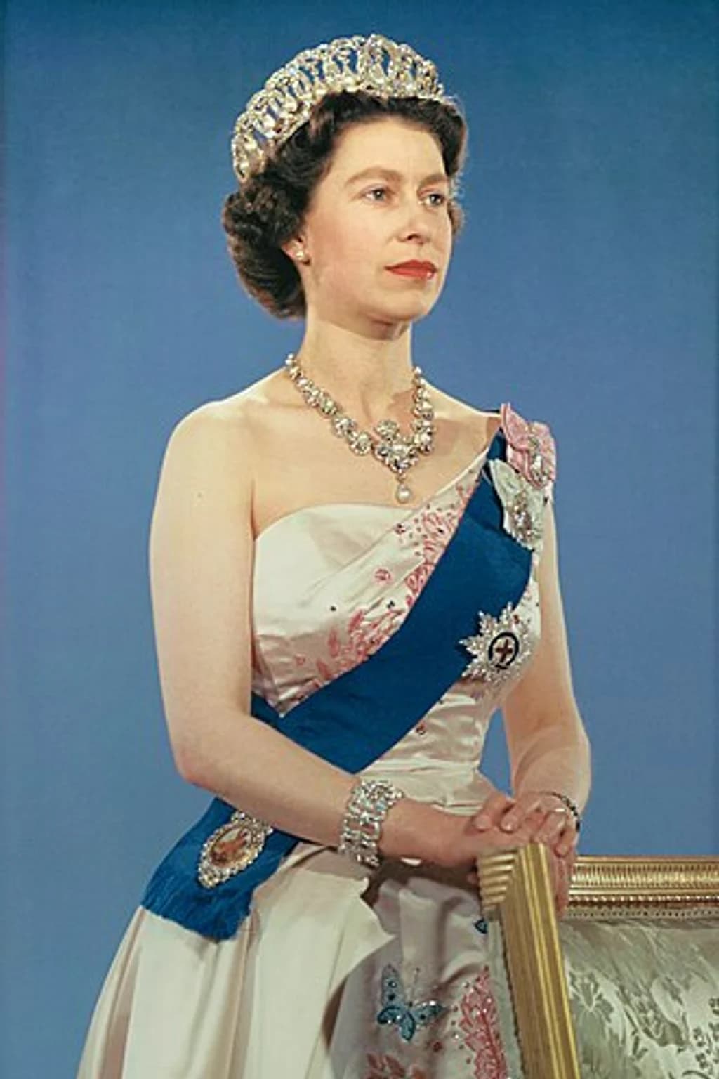 Portrait photograph of Elizabeth II