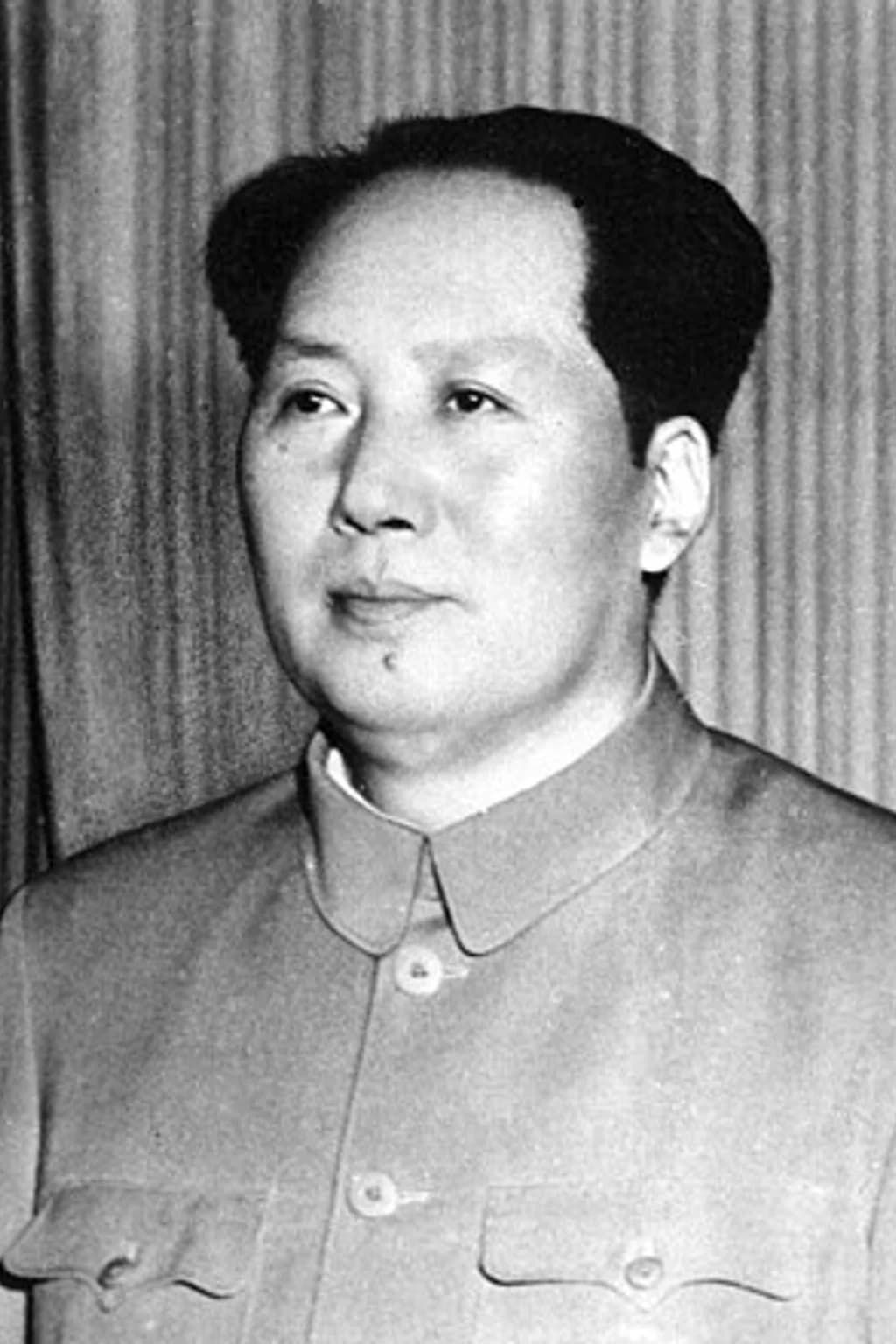 Portrait photograph of Mao Zedong